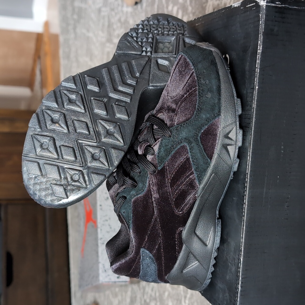 REEBOK Aztrek Black Gravel SUADE Women's size 6 NEW